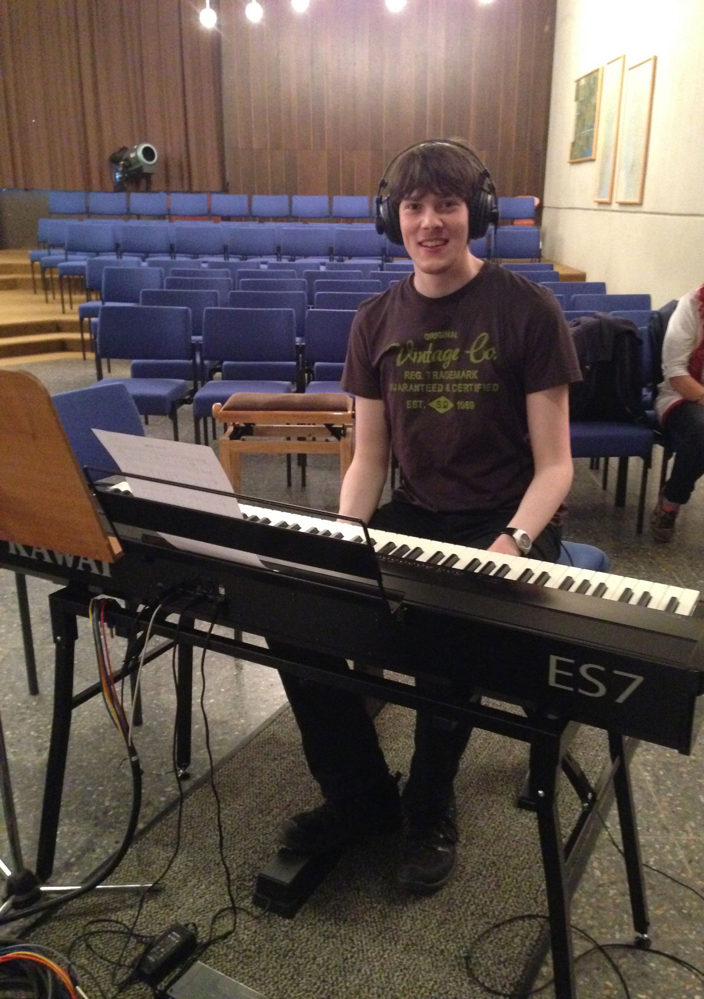 Tim Gärtner, Kreiskantor im Kirchenkreis Paderborn, bei CD-Aufnahmen im Studio