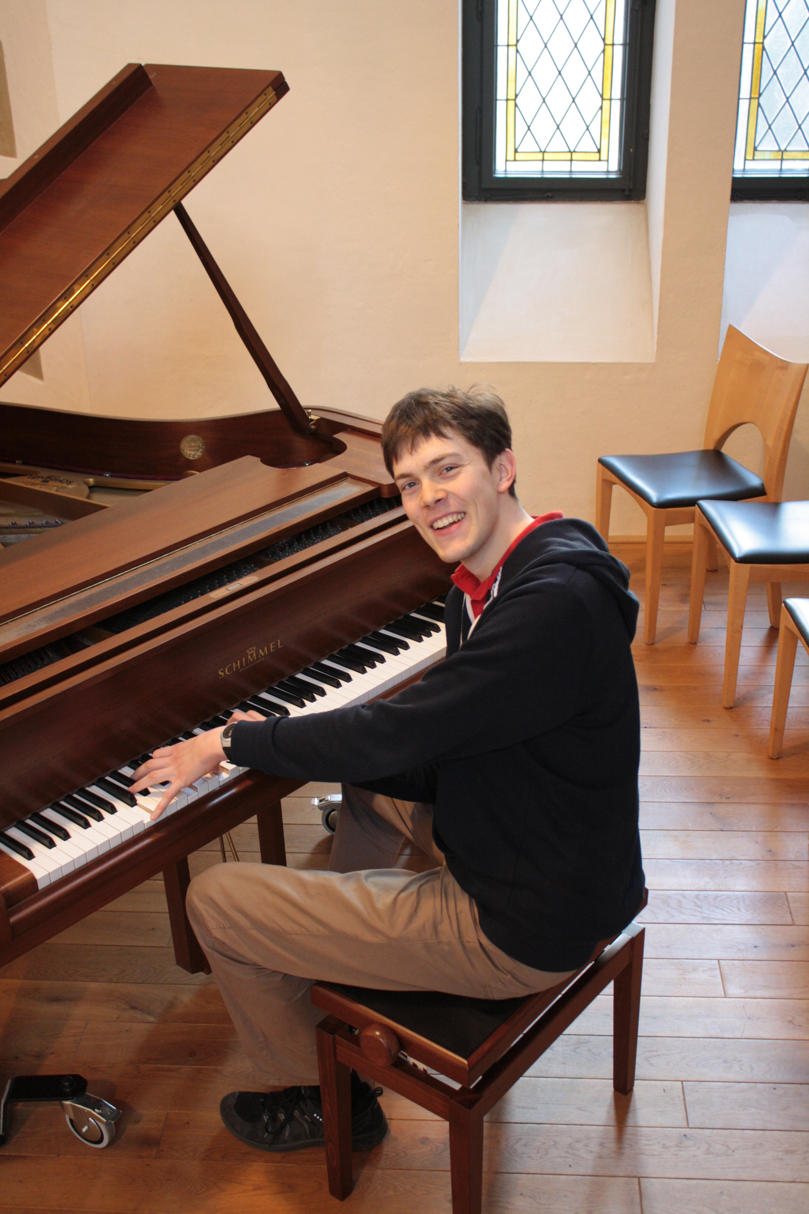 Tim Gärtner am Flügel während einer Probe - Workshop-Leiter für moderne Klavierbegleitung